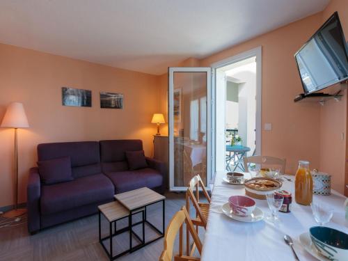Μια τηλεόραση ή/και κέντρο ψυχαγωγίας στο Apartment Parc de Pontaillac-30 by Interhome