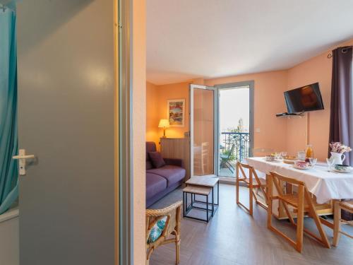 een eetkamer met een tafel en een woonkamer bij Apartment Parc de Pontaillac-30 by Interhome in Vaux-sur-Mer