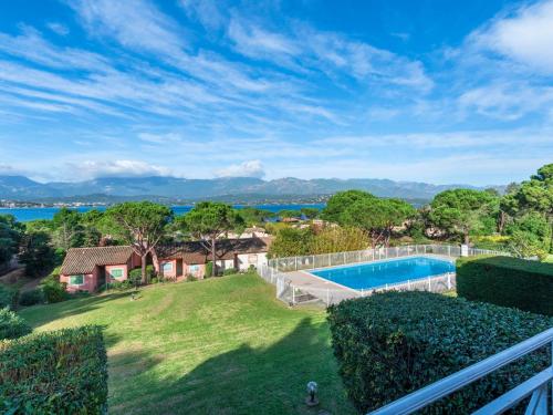 - une vue aérienne sur une cour avec une piscine dans l'établissement Apartment Casetta Bianca by Interhome, à Porto-Vecchio