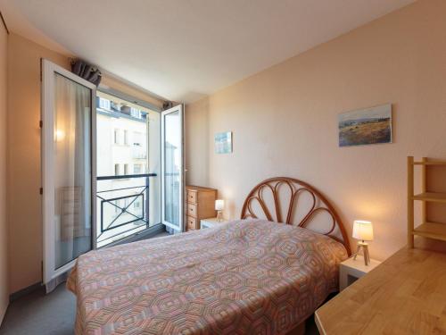 une chambre avec un lit et une grande fenêtre dans l'établissement Apartment Parc de Pontaillac-30 by Interhome, à Vaux-sur-Mer