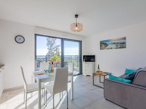 un salon avec une table et un canapé dans l'établissement Apartment Le Diamanti-2 by Interhome, à Saint-Aygulf