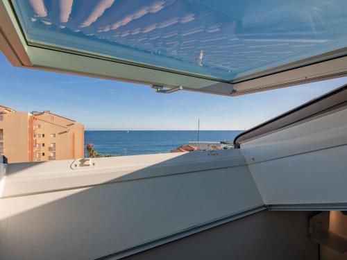 une vue sur l'océan depuis le balcon d'une maison dans l'établissement Apartment Résidence L'Amirauté by Interhome, à Fréjus