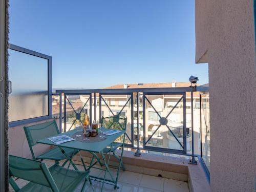 un balcon avec une table et des chaises dessus dans l'établissement Apartment Résidence L'Amirauté by Interhome, à Fréjus