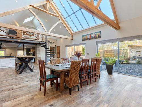 une cuisine et une salle à manger avec une table et des chaises dans l'établissement Holiday Home Au coin des 3 feux by Interhome, à Réville