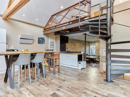 d'une cuisine et d'une salle à manger avec un escalier en colimaçon. dans l'établissement Holiday Home Au coin des 3 feux by Interhome, à Réville