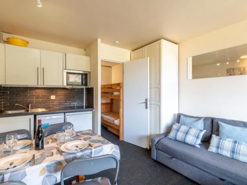 un salon avec une table et un canapé dans l'établissement Studio Home Club - Lavachet-12 by Interhome, à Tignes