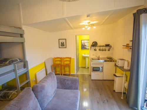 sala de estar con litera y cocina en Chalet Dougie's by Interhome en Drumnadrochit