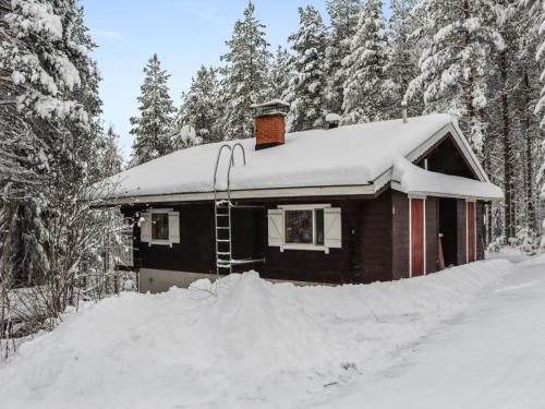 Holiday Home Hyrynpirtti mökki by Interhome v zimě