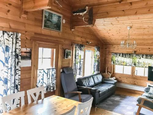 Posezení v ubytování Holiday Home Hyrynpirtti mökki by Interhome