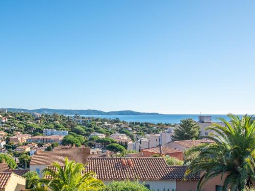 une vue d'une ville avec des palmiers et l'océan dans l'établissement Apartment Les Jardins d'Amaryllis-9 by Interhome, à Cavalaire-sur-Mer
