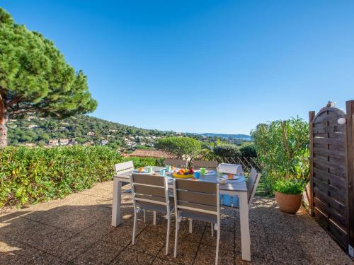 une table et des chaises sur une terrasse avec vue dans l'établissement Apartment Les Jardins d'Amaryllis-9 by Interhome, à Cavalaire-sur-Mer