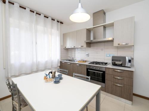 cocina con encimera blanca y mesa en Apartment La Corleta-1 by Interhome, en Ovaro