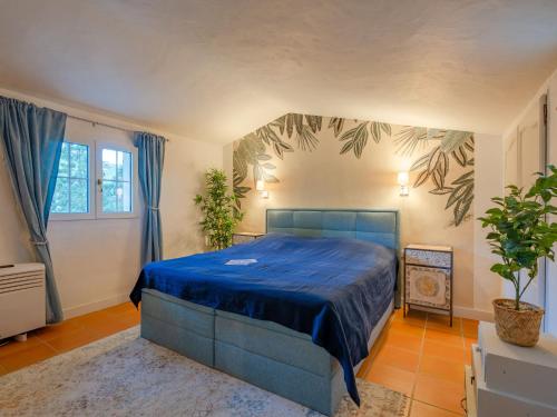 - une chambre avec un lit bleu dans l'établissement Holiday Home La Scarlett 2 by Interhome, aux Issambres