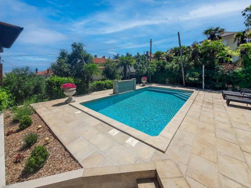 - une piscine dans une cour avec une terrasse dans l'établissement Holiday Home Villa Palazzo by Interhome, à Lovran