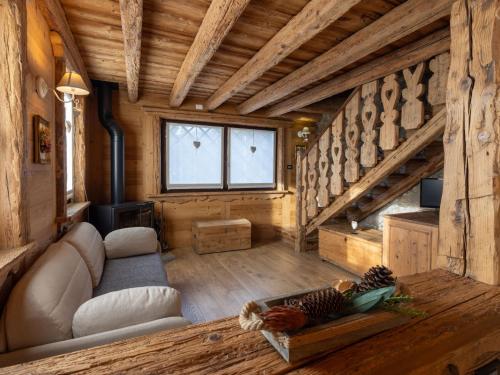 una sala de estar en una cabaña de madera con sofá en Apartment by Interhome, 