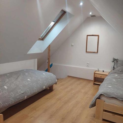 Postel nebo postele na pokoji v ubytování Beskidzka Apartments