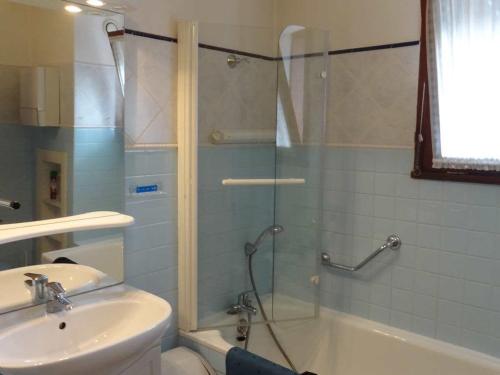 ein Badezimmer mit einer Dusche, einem Waschbecken und einer Badewanne in der Unterkunft Studio Valloire, 1 pièce, 4 personnes - FR-1-263-38 in Valloire