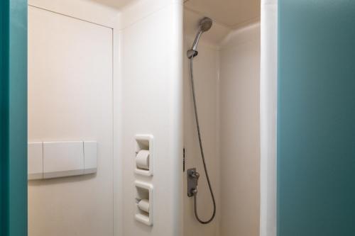 uma cabina de duche na casa de banho com um chuveiro em ibis budget Marne la Vallée Chelles em Chelles