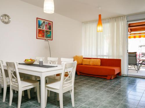 sala de estar con mesa y sofá en Apartment Pamela by Interhome, en Balatonőszöd