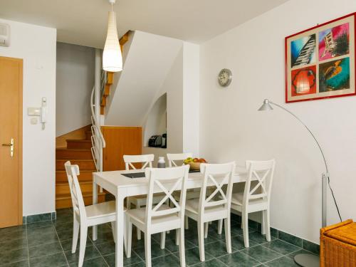 un comedor blanco con una mesa y sillas blancas en Apartment Pamela by Interhome, en Balatonőszöd