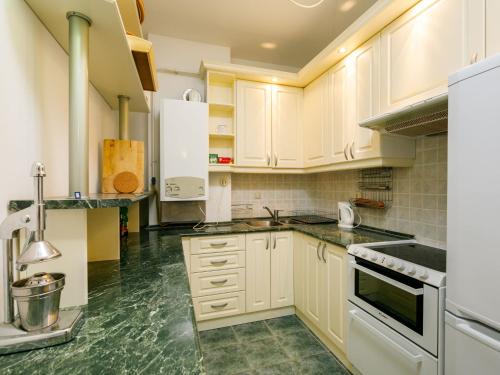 Dapur atau dapur kecil di Apartment Pamela by Interhome
