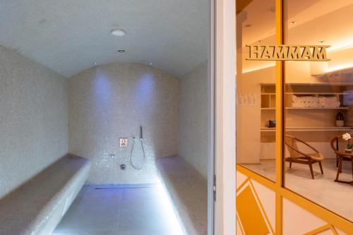 um quarto com uma banheira no canto de um quarto em Hotel Astra Opera - Astotel em Paris