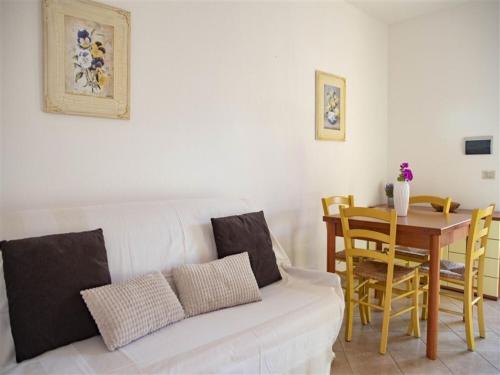 un soggiorno con divano bianco e tavolo di Apartment Tanca Torre 60P by Interhome a Trinità dʼAgultu