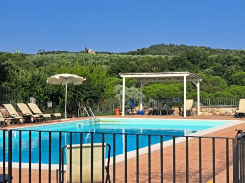 - une piscine avec des chaises et un parasol dans l'établissement Apartment Pontevecchio by Interhome, à Asciano