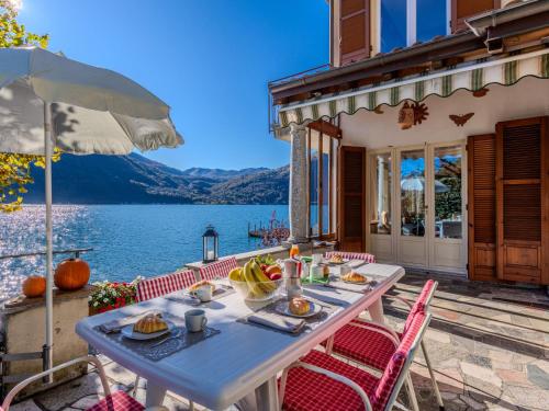 een tafel op een patio met uitzicht op het water bij Holiday Home La Spiaggetta by Interhome in Cima