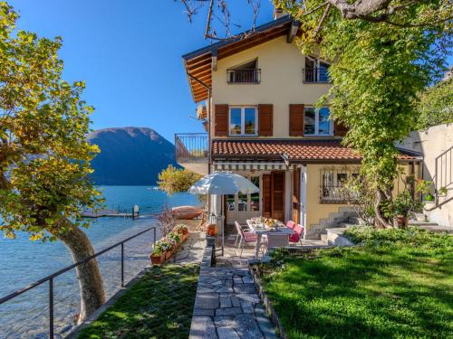 a house on the shore of a lake at Holiday Home La Spiaggetta by Interhome in Cima