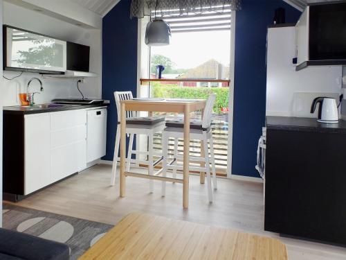 - une cuisine avec une table et des chaises dans la chambre dans l'établissement Holiday Home Utsikten - OEL100 by Interhome, à Byxelkrok