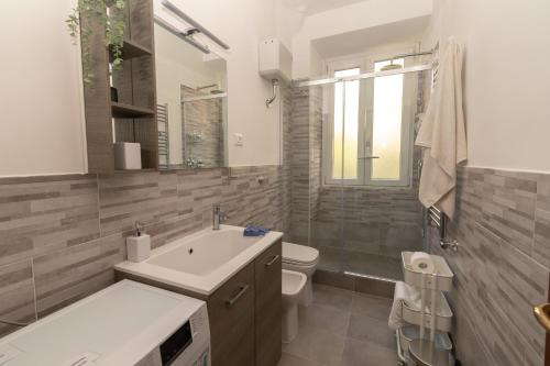 y baño con lavabo y aseo. en [ROME 15min]Modern Accommodation, Airport,Station,LinkHouseCiampino en Ciampino