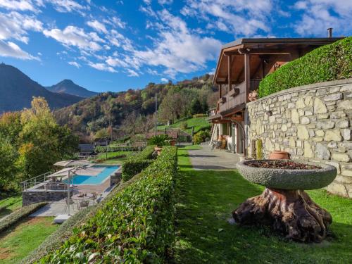 O vedere generală la munți sau o vedere la munte luată de la acest chalet