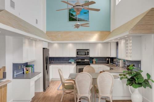 a kitchen with a table and chairs and a ceiling fan at Conch Bar South in Tavernier