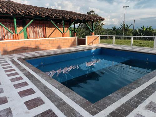 una piscina frente a una casa en Finca Villa Gabriela, en Filandia