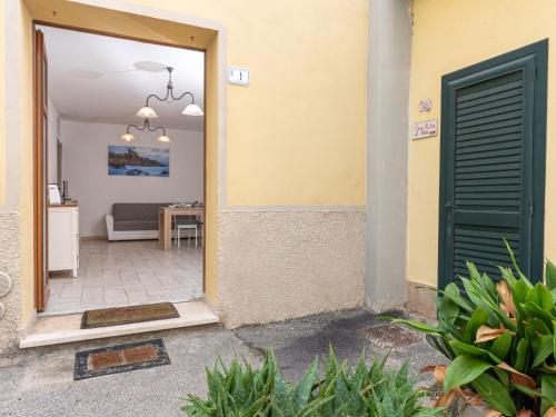 uma porta que leva a uma sala de estar com uma mesa em Apartment La Casetta dei Pescatori by Interhome em Follonica