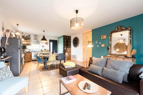 un salon avec un canapé et une table dans l'établissement L'ETOURNEAU, à Bédoin