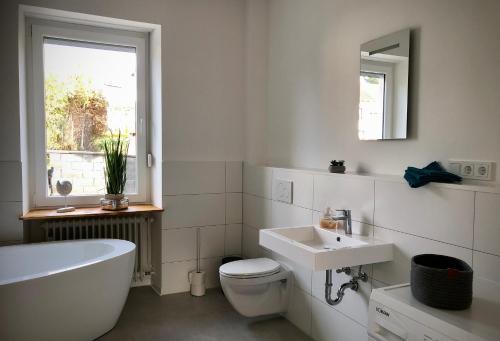 Ένα μπάνιο στο Schneiders Ferienwohnung 3
