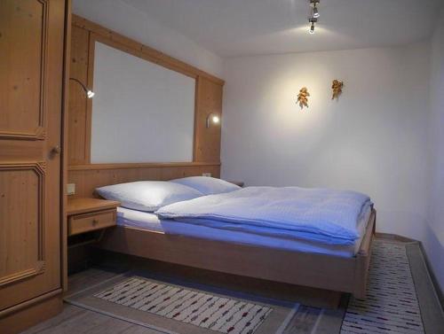 una piccola camera con letto e finestra di Haus-Anita a Grän