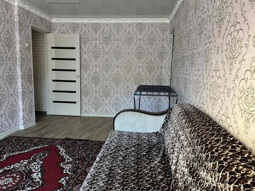 سرير أو أسرّة في غرفة في ИП Динара