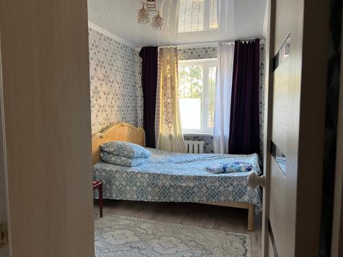 سرير أو أسرّة في غرفة في ИП Динара