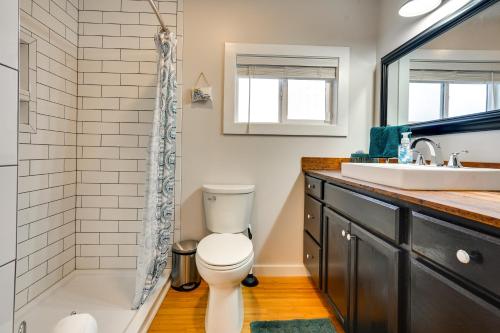 La salle de bains est pourvue de toilettes et d'un lavabo. dans l'établissement Cozy Ohio Home with Patio and Buckeye Lake Access!, à Hebron