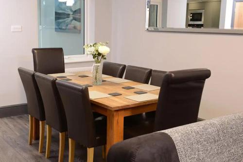 Posezení v ubytování Luxury 8-Bed 2 Bath Contractor Ready!