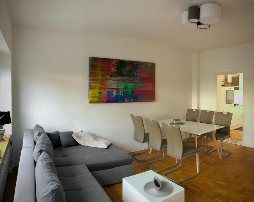 uma sala de estar com um sofá e uma mesa em Schneiders Ferienwohnung 4 em Braunshausen