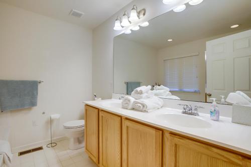 Bathroom sa Bright Greenbackville Vacation Home with Game Room