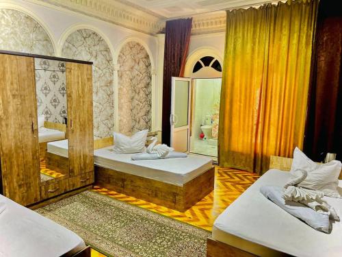 Giường trong phòng chung tại MIR HOSTEL