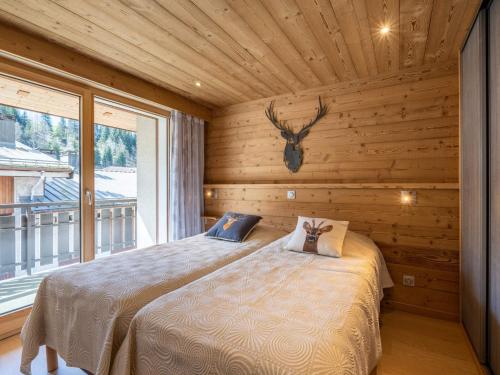 1 dormitorio con 1 cama en una habitación con ventana en Appartement La Clusaz, 4 pièces, 6 personnes - FR-1-304-241, en La Clusaz