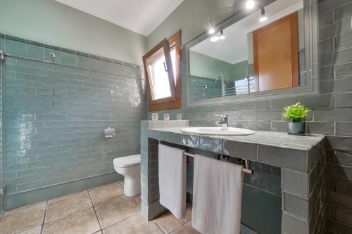 モライラにあるVillas Guzman - Finaのバスルーム(洗面台、鏡、トイレ付)