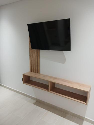 DoradalにあるHotel La Casona San Sebastianの壁に掛けられた薄型テレビ