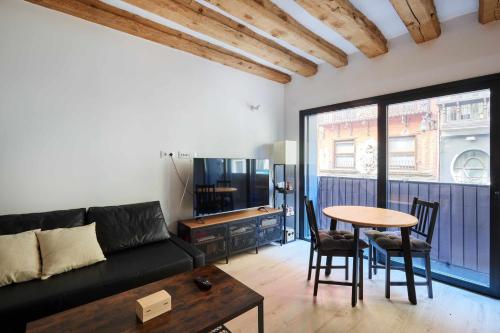 a living room with a couch and a table at Apartamento Chapitela Deluxe in Pamplona